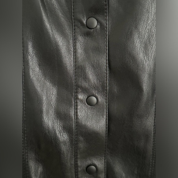 alice + olivia edyth vegan leather top | collared cropped button down | size XS - Picture 5 of 13